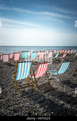 Vuoto sedie a sdraio disposti su una spiaggia Foto Stock