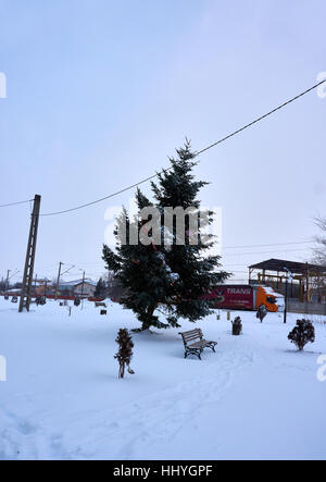 Dune di neve e contenti i bambini a giocare con le palle di neve Foto Stock