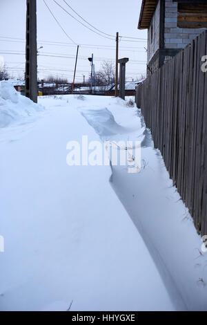 Dune di neve e contenti i bambini a giocare con le palle di neve Foto Stock