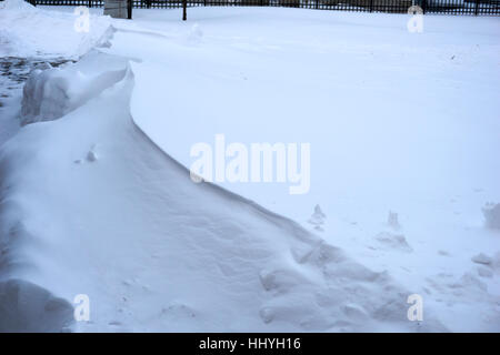 Dune di neve e contenti i bambini a giocare con le palle di neve Foto Stock