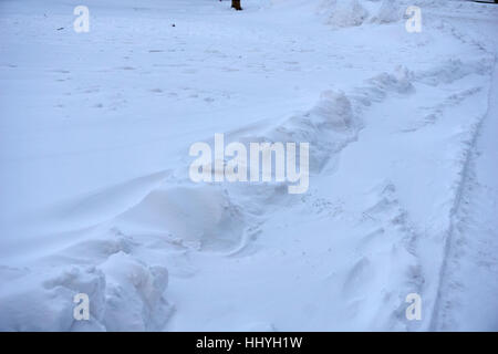 Dune di neve e contenti i bambini a giocare con le palle di neve Foto Stock