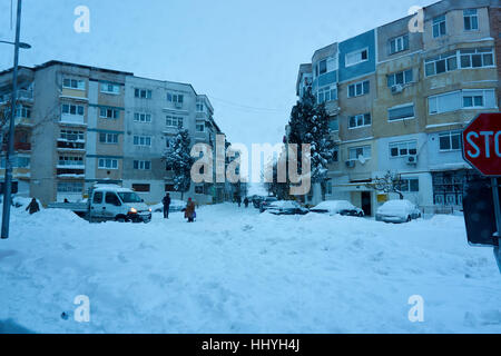 Dune di neve e contenti i bambini a giocare con le palle di neve Foto Stock