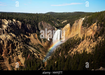 WYOMING - Arcobaleno sotto le Cascate Inferiori nel Grand Canyon di Yellowstone dal punto di vedetta nel Parco Nazionale di Yellowstone. Foto Stock