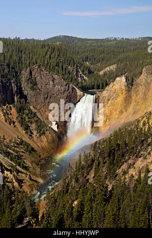 WYOMING - Arcobaleno sotto le Cascate Inferiori nel Grand Canyon di Yellowstone River dal punto di vedetta nel Parco Nazionale di Yellowstone. Foto Stock