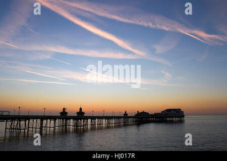 North Pier di Blackpool; una struttura vittoriana e mare costiero della sera landmark, Lancashire, Regno Unito Foto Stock