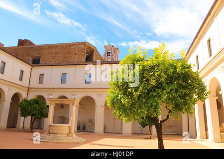 Cortile colorato nelle Terme di Diocleziano, Roma, Italia Foto Stock