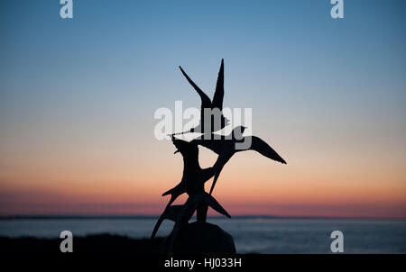 Una scultura in bronzo di sterne da Brid ni Rinn a Skerries Harbour su una serata in Irlanda Foto Stock