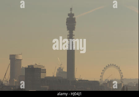 Lo smog e inquinamento si siede sopra la skyline di Londra Foto Stock