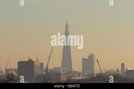 Lo smog e inquinamento si siede sopra la skyline di Londra Foto Stock