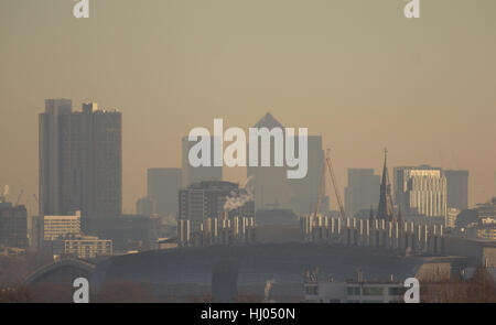 Lo smog e inquinamento si siede sopra la skyline di Londra Foto Stock