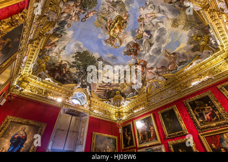 Firenze, Italia, 28 ottobre 2015 : gli interni e i dettagli architettonici di palazzo Pitti, ottobre 28, 2015 a Firenze, Italia Foto Stock