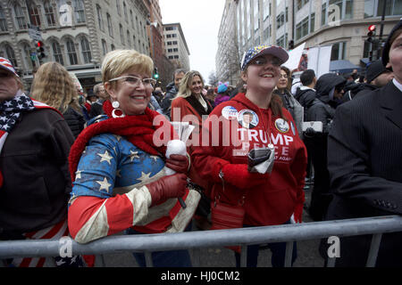 Washington, Stati Uniti d'America. Xx gen, 2017. Trump sostenitori di attendere in linea in corrispondenza di un punto di controllo di sicurezza a Donald Trump's inaugurazione presidenziale. Credito: Rocky Arroyo/ZUMA filo/Alamy Live News Foto Stock