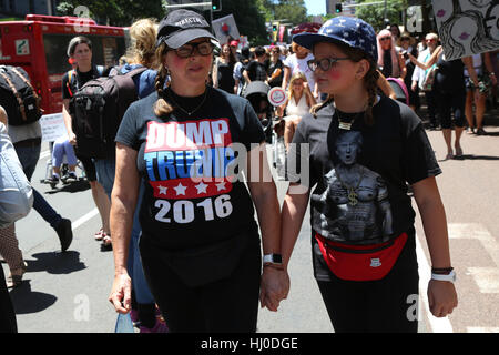 Sydney, Australia. Il 21 gennaio 2017. Migliaia di donne principalmente raccolti in Hyde Park e hanno marciato a Martin Place in solidarietà con le donne del movimento di marzo si svolge a Washington DC e in tutto il mondo per la difesa dei diritti della donna e i diritti umani. Nella foto: una donna indossa una T-shirt, che legge, 'Dump Trump 2016'. Credito: © Richard Milnes/Alamy Live News Foto Stock