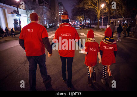 Washington DC, Stati Uniti. 20 gennaio 2017. La famiglia mostra sostegno a Donald Trump che cammina per una strada vicino alla Casa Bianca. Trump diventa 45° presidente degli Stati Uniti. Credit: Yuriy Zahvoyskyy/Alamy Live News Foto Stock