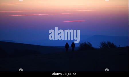 Brighton, Regno Unito. Xxi gen, 2017. Il sole sorge su South Downs Way a Ditchling Beacon appena a nord di Brighton questa mattina con temperature meteo per essere ben al di sotto del punto di congelamento nel sud della Bretagna Credito: Simon Dack/Alamy Live News Foto Stock