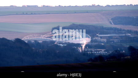 Brighton, Regno Unito. Xxi gen, 2017. La American Express Community Stadium può essere visto dal South Downs Way a Ditchling Beacon appena a nord di Brighton questa mattina con temperature meteo per essere ben al di sotto del punto di congelamento nel sud della Bretagna Credito: Simon Dack/Alamy Live News Foto Stock