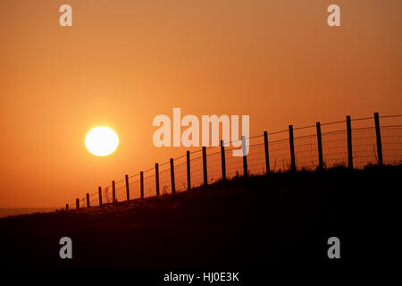 Brighton, Regno Unito. Xxi gen, 2017. Il sole sorge su South Downs Way a Ditchling Beacon appena a nord di Brighton questa mattina con temperature meteo per essere ben al di sotto del punto di congelamento nel sud della Bretagna Credito: Simon Dack/Alamy Live News Foto Stock