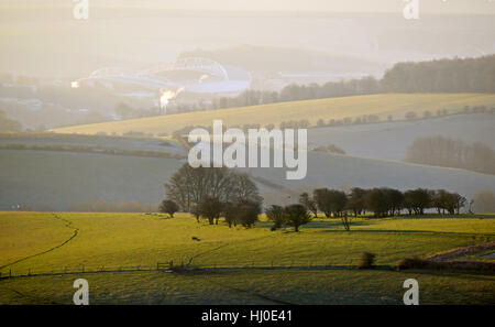 Brighton, Regno Unito. Xxi gen, 2017. Il sole sorge su South Downs Way a Ditchling Beacon appena a nord di Brighton questa mattina con temperature meteo per essere ben al di sotto del punto di congelamento nel sud della Gran Bretagna . La American Express Commnuity stadio può essere visto in background Credito: Simon Dack/Alamy Live News Foto Stock