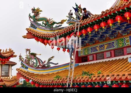 Kuala Lumpur, Malesia. Xxi gen, 2017. Lavoratori indonesiani sono la sostituzione della lampadina della luce sul tetto del Thean Hou tempio decorate con lanterne rosse a Kuala Lumpur il 21 gennaio 2017 a Kuala Lumpur, Malesia. Secondo il calendario cinese, il nuovo anno lunare inizia il 28 gennaio 2017, segnando l'inizio del nuovo Anno del Gallo. Credito: Chris JUNG/Alamy Live News Foto Stock