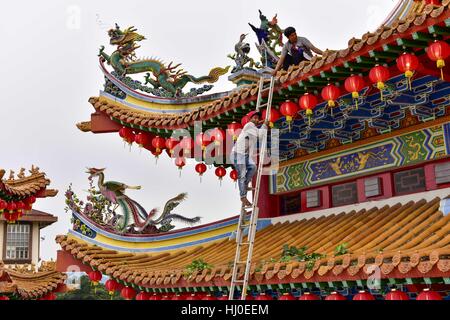 21 gennaio 2017 - Kuala Lumpur, Malesia - lavoratori indonesiani sono la sostituzione della lampadina della luce sul tetto del Thean Hou tempio decorate con lanterne rosse a Kuala Lumpur il 21 gennaio 2017 a Kuala Lumpur, Malesia. Secondo il calendario cinese, il nuovo anno lunare inizia il 28 gennaio 2017, segnando l'inizio del nuovo Anno del Gallo. (Credito Immagine: © Chris Jung via ZUMA filo) Foto Stock