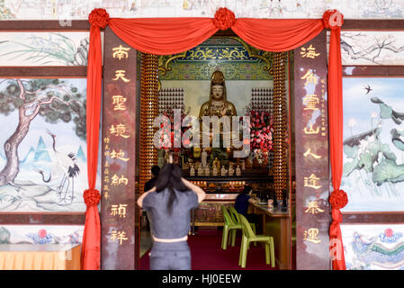 21 gennaio 2017 - Kuala Lumpur, Malesia - etnica Malaysian-Chinese devoti offrire preghiere e masterizzare joss bastoni al Thean Hou tempio decorate con lanterne rosse a Kuala Lumpur il 21 gennaio 2017 a Kuala Lumpur, Malesia. Secondo il calendario cinese, il nuovo anno lunare inizia il 28 gennaio 2017, segnando l'inizio del nuovo Anno del Gallo. (Credito Immagine: © Chris Jung via ZUMA filo) Foto Stock