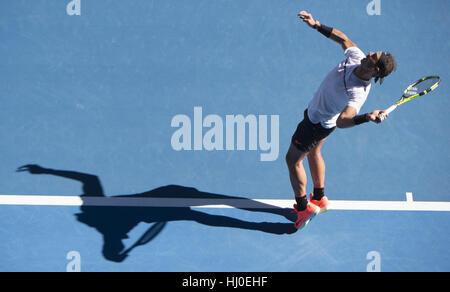 Melbourne, Australia. Xxi gen, 2017. Rafael Nadal di Spagna serve durante gli Uomini Singoli Terzo turno match contro Alexander Zverev di Germania presso l'Australian Open di Tennis campionati di Melbourne, Australia, Gennaio 21, 2017. Nadal ha vinto 3-2. Credito: Lui Siu Wai/Xinhua/Alamy Live News Foto Stock