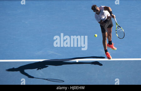 Melbourne, Australia. Xxi gen, 2017. Rafael Nadal di Spagna serve durante gli Uomini Singoli Terzo turno match contro Alexander Zverev di Germania presso l'Australian Open di Tennis campionati di Melbourne, Australia, Gennaio 21, 2017. Nadal ha vinto 3-2. Credito: Lui Siu Wai/Xinhua/Alamy Live News Foto Stock