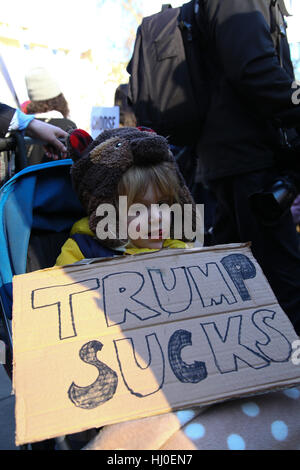 L'ambasciata USA, 24 Grosvenor Square, Londra, Regno Unito. Xxi gen, 2017. Migliaia di persone partecipano alle donne di marzo a Londra e in un rally in Trafalgar Square per la protezione delle donne dei diritti fondamentali e per la salvaguardia delle libertà minacciata dai recenti avvenimenti politici. Raduni in oltre trenta paesi di tutto il mondo stanno avendo luogo in occasione dell' investitura del Presidente USA Trump in Washington, DC Credito: Dinendra Haria/Alamy Live News Credito: Dinendra Haria/Alamy Live News Foto Stock