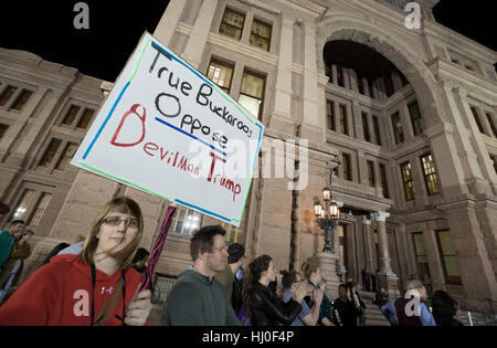 Austin, Stati Uniti d'America. Xxi gen, 2017. Austin, Texas USA Gen 20, 2017: migliaia di LGBTQ Texans al rally il Texas Capitol protestando l inaugurazione di Donald Trump come 45th Presidente degli Stati Uniti. L'evento, uno dei tanti in Texas Venerdì, speculare decine a livello nazionale con gli arresti non segnalati. Credito: Bob Daemmrich/Alamy Live News Foto Stock