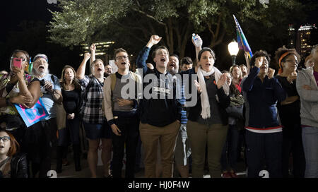 Austin, Stati Uniti d'America. Xxi gen, 2017. Austin, Texas USA Gen 20, 2017: migliaia di LGBTQ Texans al rally il Texas Capitol protestando l inaugurazione di Donald Trump come 45th Presidente degli Stati Uniti. L'evento, uno dei tanti in Texas Venerdì, speculare decine a livello nazionale con gli arresti non segnalati. Credito: Bob Daemmrich/Alamy Live News Foto Stock