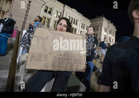 Austin, Stati Uniti d'America. Xxi gen, 2017. Austin, Texas USA Gen 20, 2017: migliaia di LGBTQ Texans al rally il Texas Capitol protestando l inaugurazione di Donald Trump come 45th Presidente degli Stati Uniti. L'evento, uno dei tanti in Texas Venerdì, speculare decine a livello nazionale con gli arresti non segnalati. Credito: Bob Daemmrich/Alamy Live News Foto Stock