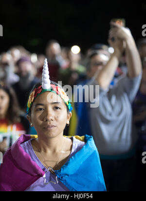 Austin, Stati Uniti d'America. Xxi gen, 2017. Austin, Texas USA Gen 20, 2017: migliaia di LGBTQ Texans al rally il Texas Capitol protestando l inaugurazione di Donald Trump come 45th Presidente degli Stati Uniti. L'evento, uno dei tanti in Texas Venerdì, speculare decine a livello nazionale con gli arresti non segnalati. Credito: Bob Daemmrich/Alamy Live News Foto Stock