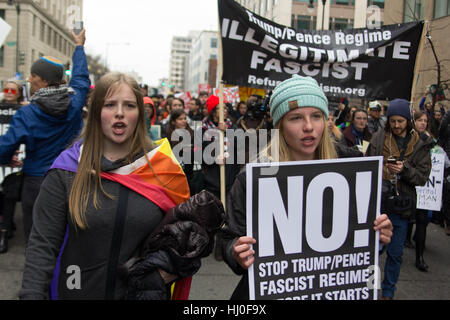 Washington DC, Stati Uniti d'America. Il 20 gennaio, 2017. I manifestanti marzo esprimendo preoccupazioni circa il Presidente recentemente inaugurato Donald Trump per le strade di Washington DC, Venerdì, 20 gennaio 2017. Credito: Michael Candelori/Alamy Live News Foto Stock