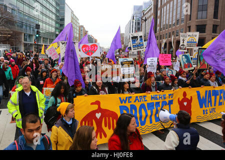 Washington, DC, Stati Uniti. 20 gennaio 2017. Dimostrazioni in data di inaugurazione. La gente al 'Festival della resistenza' marcia lungo Massachusetts Avenue. 20 gennaio 2017. Foto Stock