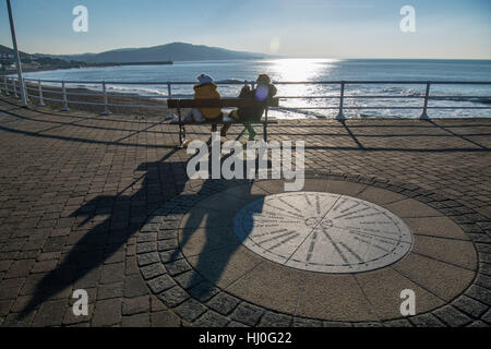 Aberystwyth Wales UK, sabato 21 gennaio 2017 UK meteo: dopo un freddo la notte, con temperature ben al di sotto dello zero, le persone godono di una bella giornata di sole caldo sul lungomare di Aberystwyth su Cardigan Bay costa del Galles occidentale foto Keith Morris / Alamy Live News Foto Stock