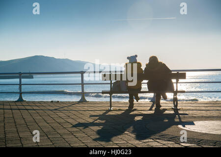 Aberystwyth Wales UK, sabato 21 gennaio 2017 UK meteo: dopo un freddo la notte, con temperature ben al di sotto dello zero, le persone godono di una bella giornata di sole caldo sul lungomare di Aberystwyth su Cardigan Bay costa del Galles occidentale foto Keith Morris / Alamy Live News Foto Stock