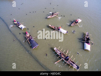 Nantong, cinese della provincia di Jiangsu. Xxi gen, 2017. Persone direttamente falchi pescatori per la cattura di pesci durante un inverno la pesca fair di Nantong, est cinese della provincia di Jiangsu, Gennaio 21, 2017. Credito: Xu Jinbo/Xinhua/Alamy Live News Foto Stock