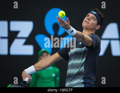 Melbourne, Australia. Xxi gen, 2017. Milos Raonic del Canada serve durante gli Uomini Singoli Terzo turno match contro Gilles Simon di Francia presso l'Australian Open di Tennis campionati di Melbourne, Australia, Gennaio 21, 2017. Raonic ha vinto 3-1. Credito: Zhu Hongye/Xinhua/Alamy Live News Foto Stock