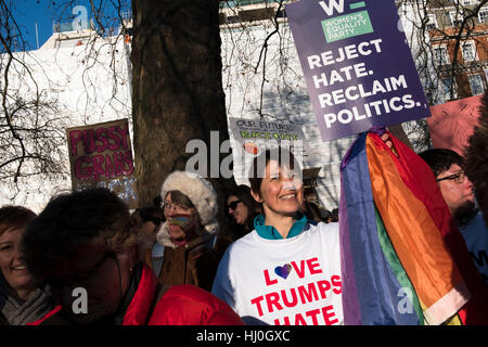 Londra, Regno Unito. Xxi gen, 2017. Una stima di 100.000 persone hanno protestato contro la elezione di Donald Trump. Il Womens' marzo, ma inclusa uomini e bambini, è stata chiamata per la tutela dei loro diritti fondamentali che si sentivano erano minacciati dalla Trump's mysoginistic, omofobi, anti disabilità, Islamophic, anti-semita e il cambiamento climatico negazione pronunciamenti. Londra 21 Gennaio 2017 Credit: Mike Abrahams/Alamy Live News Foto Stock