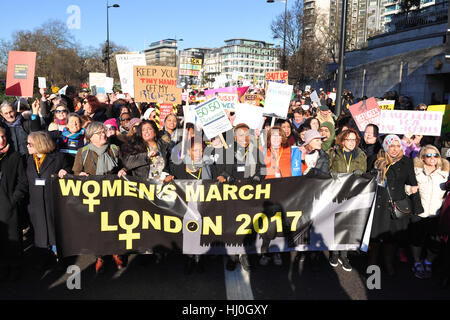 Londra, Regno Unito. Il 21 gennaio, 2017. I dimostranti che trasportano il banner di piombo in corrispondenza della testa della donna marzo su Londra. La dimostrazione è una delle donne-led marche e accoglienti per tutti i partecipanti, svolgendo in tutto il mondo il 21 gennaio 2017, il primo giorno di Donald Trump assumerà la Presidenza, come parte di una giornata internazionale di azione in solidarietà. Credito: Michael Preston/Alamy Live News Foto Stock