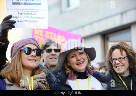 Londra, Regno Unito. Xxi gen, 2017. Decine di migliaia di donne prendono parte alle donne di marzo nel centro di Londra. L'evento, accanto agli altri di prendere posto in tutto il mondo, è una manifestazione di protesta contro le disuguaglianze di genere. Credito: Stephen Chung/Alamy Live News Foto Stock