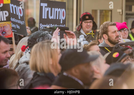 Londra, Regno Unito. Il 21 gennaio, 2017. Chris Robshaw al di fuori della US Embassy - Donne marzo a Londra - un movimento di base delle donne ha organizzato marche in tutto il mondo per affermare il 'i valori positivi che la politica della paura nega l' il primo giorno di Donald Trump assumerà la presidenza. I loro sostenitori includono: Amnesty International, Greenpeace, ActionAid UK, Oxfam GB, il Partito dei Verdi, orgoglio Londra, unite l'Unione, NUS, 50:50 Il Parlamento, a fermare la guerra di coalizione, CND. Credito: Guy Bell/Alamy Live News Foto Stock