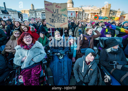 Londra, Regno Unito. Il 21 gennaio, 2017. Le persone disabili cantare insieme a Trafalgar Square - Donne marzo a Londra - un movimento di base delle donne ha organizzato marche in tutto il mondo per affermare il 'i valori positivi che la politica della paura nega l' il primo giorno di Donald Trump assumerà la presidenza. I loro sostenitori includono: Amnesty International, Greenpeace, ActionAid UK, Oxfam GB, il Partito dei Verdi, orgoglio Londra, unite l'Unione, NUS, 50:50 Il Parlamento, a fermare la guerra di coalizione, CND. Credito: Guy Bell/Alamy Live News Foto Stock