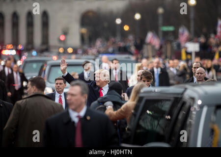 Washington, Stati Uniti d'America. Xx gen, 2017. Il percorso della parata giù Pennsylvania Avenue è stato rivestito con manifestanti e sostenitori dopo il giuramento del 45th Presidente degli Stati Uniti in Washington, DC, Stati Uniti, il 20 gennaio 2017. Donald Trump è stato giurato il venerdì come il quarantacinquesimo Presidente degli Stati Uniti. Credito: charlie archambault/Alamy Live News Foto Stock