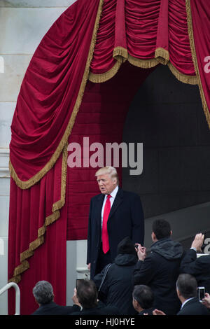 Washington, Stati Uniti d'America. Xx gen, 2017. Stati Uniti Presidente eletto Donald Trump arriva alla facciata ovest della capitale per essere prestato giuramento come il 45il Presidente degli Stati Uniti il 20 gennaio 2017. Donald Trump è stato giurato il venerdì come il quarantacinquesimo Presidente degli Stati Uniti. Credito: charlie archambault/Alamy Live News Foto Stock