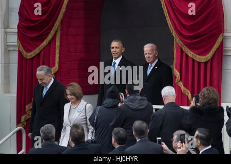 Washington, Stati Uniti d'America. Xx gen, 2017. Stati Uniti Presidente Barak Obama e il Vice Presidente Joe Biden arriva alla parte anteriore orientale della capitale per l inaugurazione del nuovo Presidente eletto Donald Trump a diventare il quarantacinquesimo Presidente degli Stati Uniti. Il presidente degli Stati Uniti il 20 gennaio 2017. Credito: charlie archambault/Alamy Live News Foto Stock