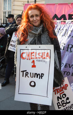 Londra, Regno Unito. Il 21 gennaio, 2017. I dimostranti si riuniscono in Grosvenor Square a prendere parte alle donne di marzo, che è un anti-Trump protesta. Più di 10.000 manifestanti hanno camminato da Grosvenor Square per un rally in Trafalgar Square. © Immagini vibranti/Alamy Live News Foto Stock