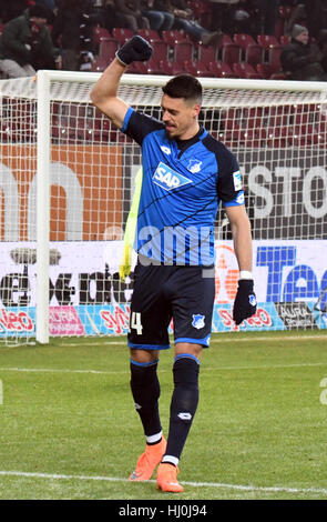 Augsburg, Germania. Xxi gen, 2017. Hoffenheim's Sandro Wagner celebra dopo la Bundesliga tedesca partita di calcio tra FC Augsburg e 1899 Hoffenheim nel WWK Arena di Augsburg, Germania, 21 gennaio 2017. Hoffenheim ha vinto 2:0. (EMBARGO CONDIZIONI - attenzione - a causa di accreditamento orientamenti il DFL consente solo la pubblicazione e utilizzazione di fino a 15 immagini per corrispondenza su internet e nei contenuti multimediali in linea durante il match) Foto: Stefan Puchner/dpa/Alamy Live News Foto Stock