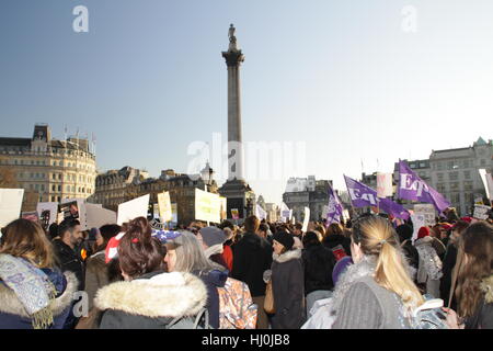 Londra, Regno Unito. Il 21 gennaio 2017. Le donne del marzo contro Donald Trump. Decine di migliaia di persone si riuniscono in Trafalgar Square. Roland Ravenhill/Alamy Live News Foto Stock