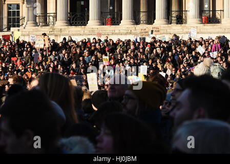 Londra, Regno Unito. Xxi gen, 2017. Dimostranti presso le donne del marzo di opporsi a Donald Trump riuniti a Trafalgar Square dopo aver marciato attraverso Londra Il marzo ha iniziato presso l Ambasciata degli Stati Uniti a Grosvenor Square. Credito: Giacobbe Sacks-Jones/Alamy Live News. Foto Stock